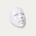 Máscara facial LED ELVYRA, packshot de estudio de perfil tres cuartos