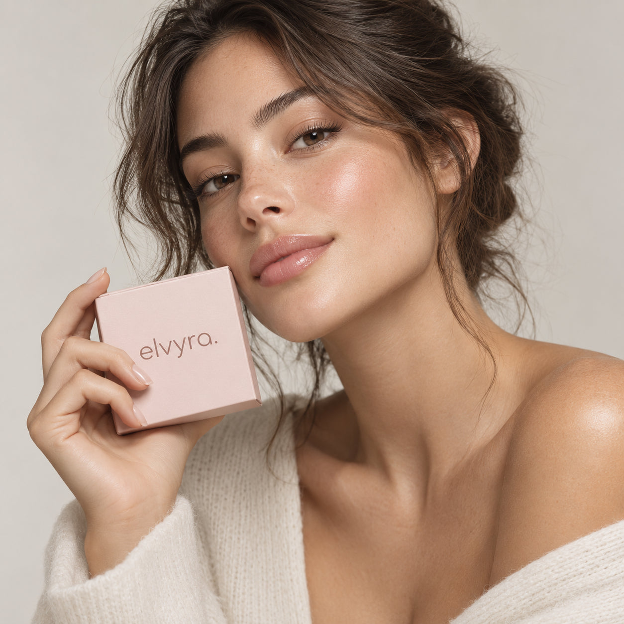 Mujer sosteniendo el packaging de ELVYRA, foto de campaña editorial